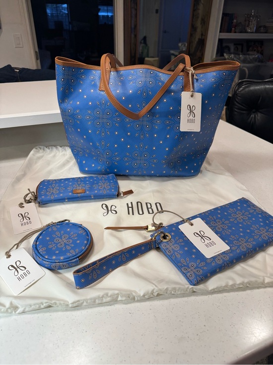 HOBO Handbags - HOBO Blue Floral-Print Tote with Matching Accessories 🫐 👖